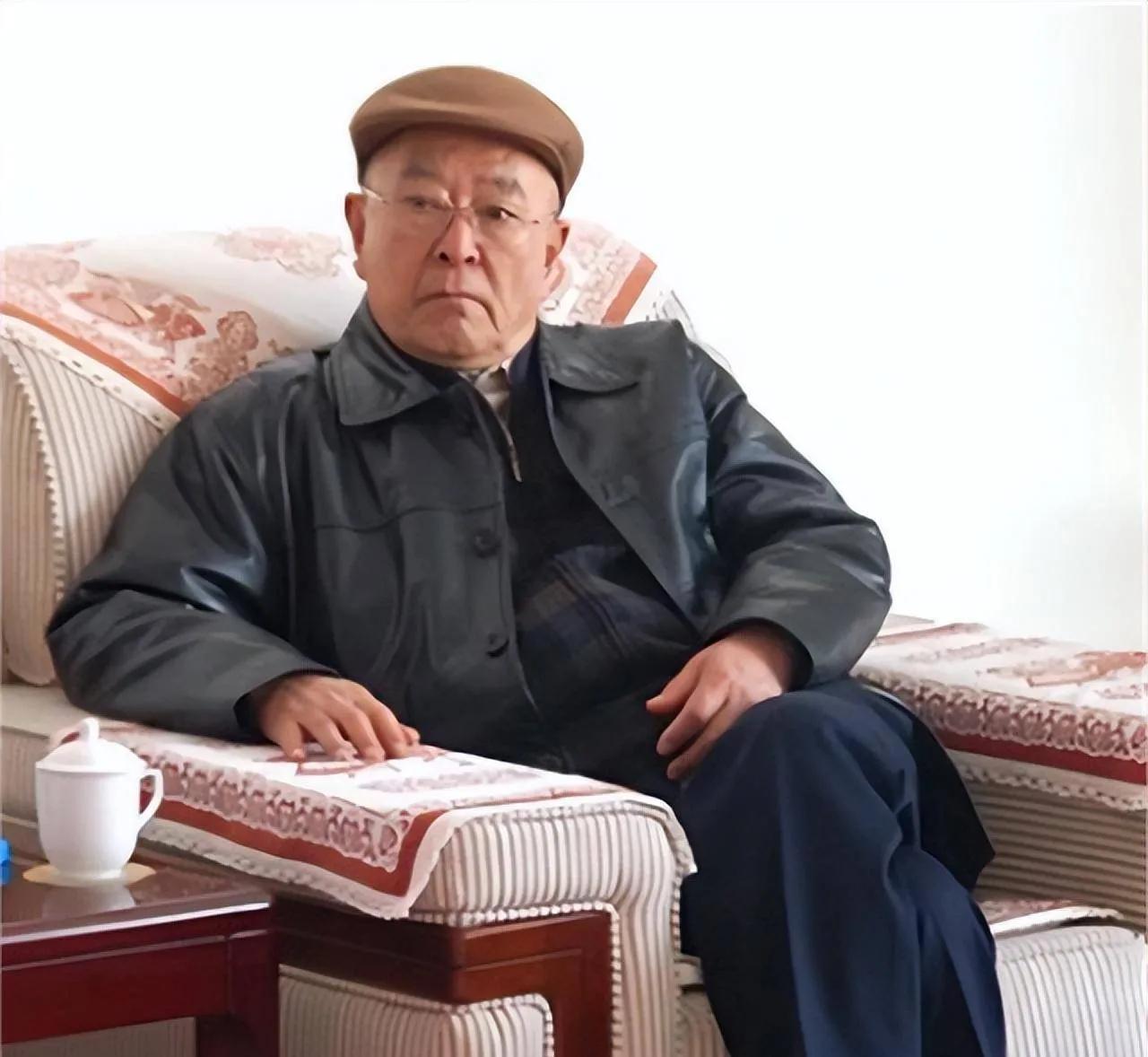 他因太像周总理，看了他的电影*颖超邓**激动落泪，后被邀请做客