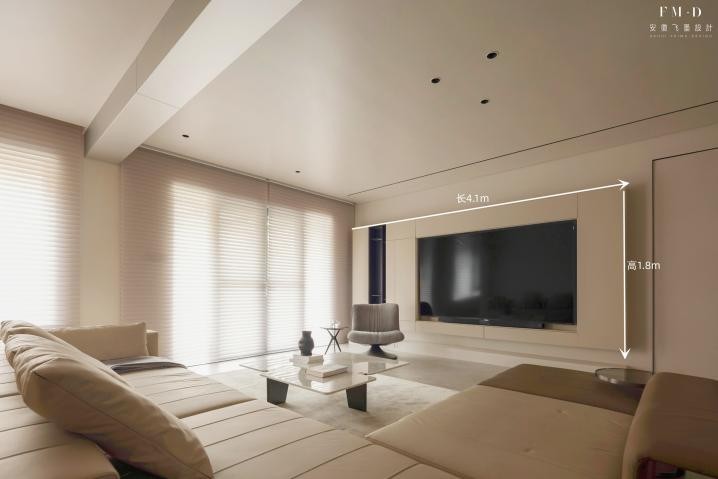 客厅白墙电视墙,电视墙有门做大白墙