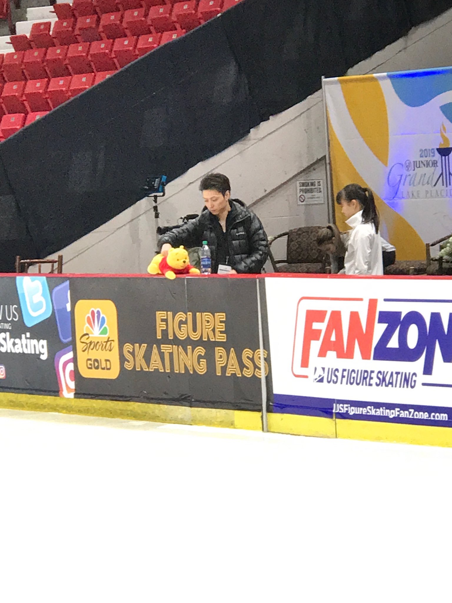 羽生结弦在日本被粉丝包围照片,羽生结弦被迷弟追星成功