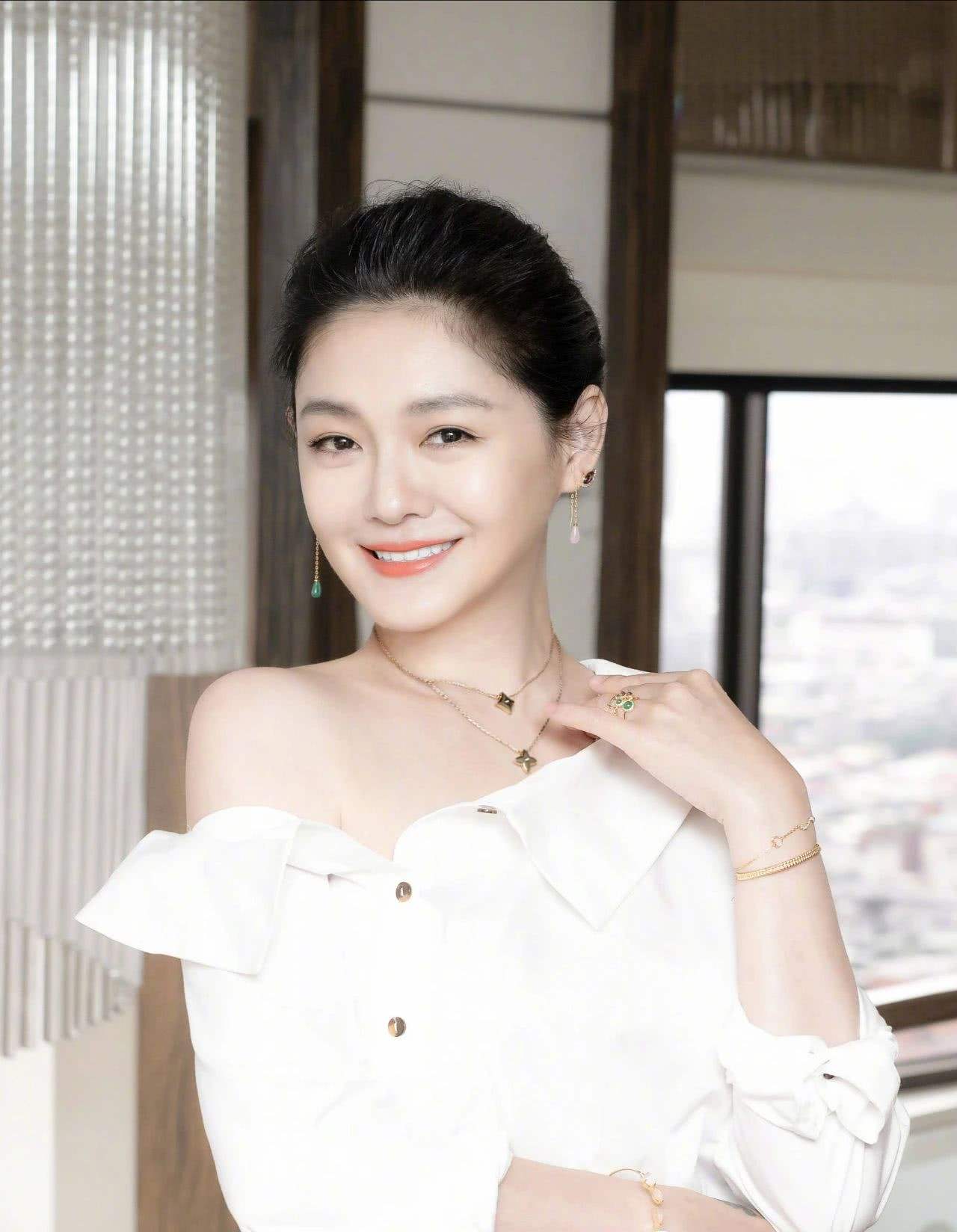 喝利尿剂，洗肠瘦小腹，整骨十次，女明星为了变美简直不要太狠