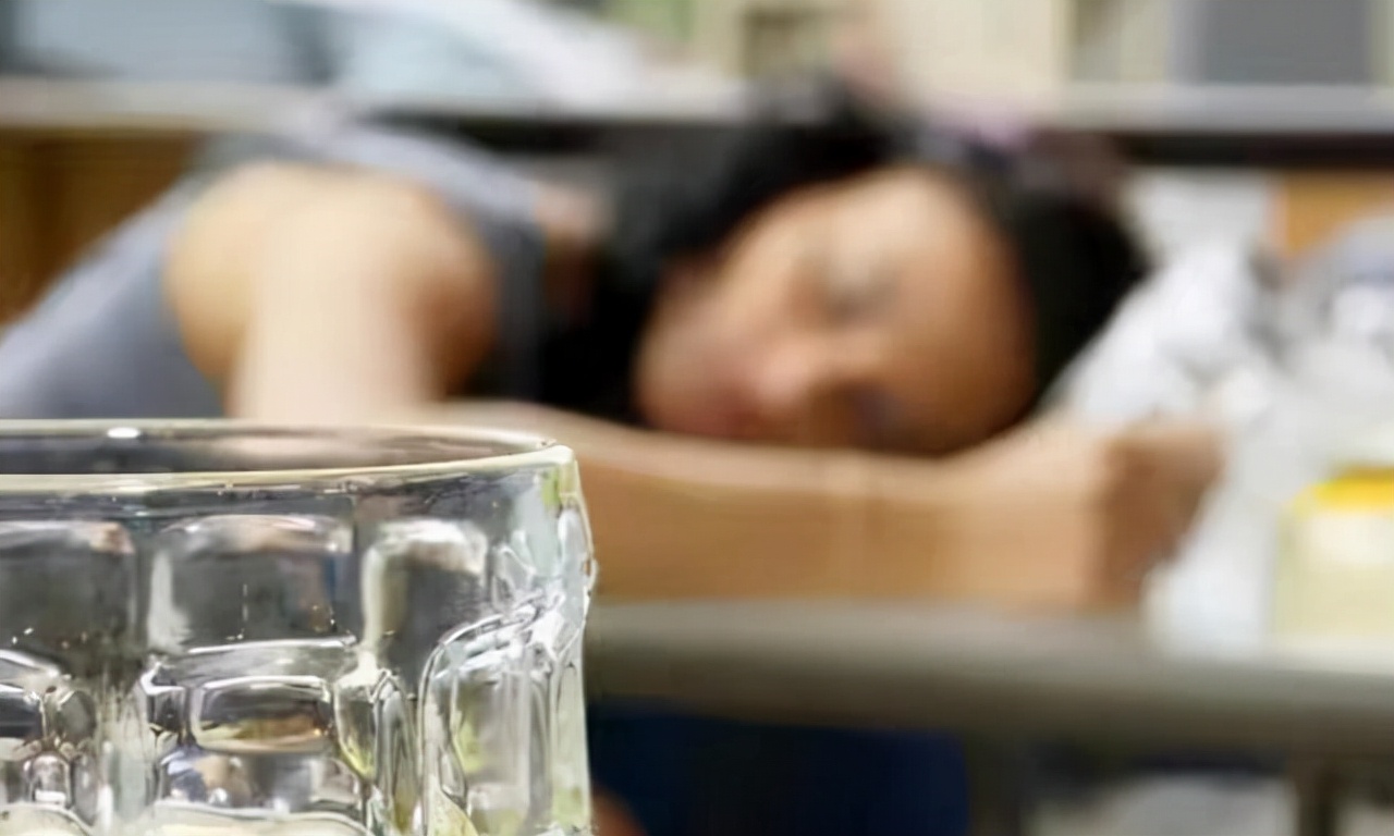 祸害女性的“液体快乐丸”是什么？几滴就会昏迷，不记得发生过程