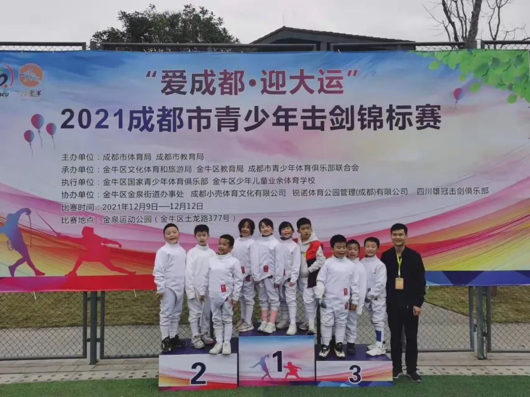 拿奖到手软的学生,拿奖状拿到手软