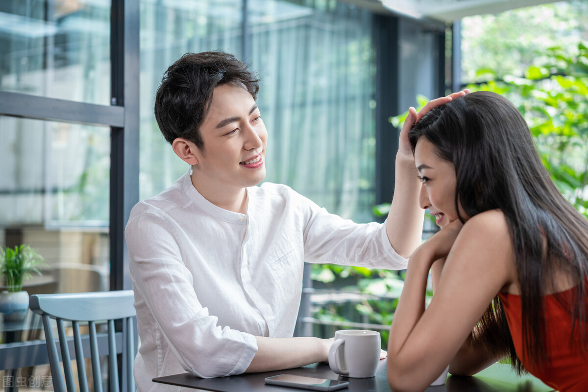 男生对你宠溺的动作,男人很宠溺你的表现女生要懂