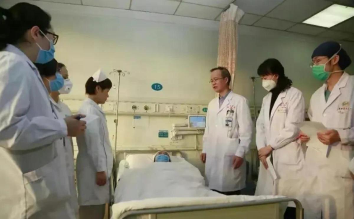 2015年，43岁母亲把子宫移植给22岁女儿，8年过去她们怎么样了？