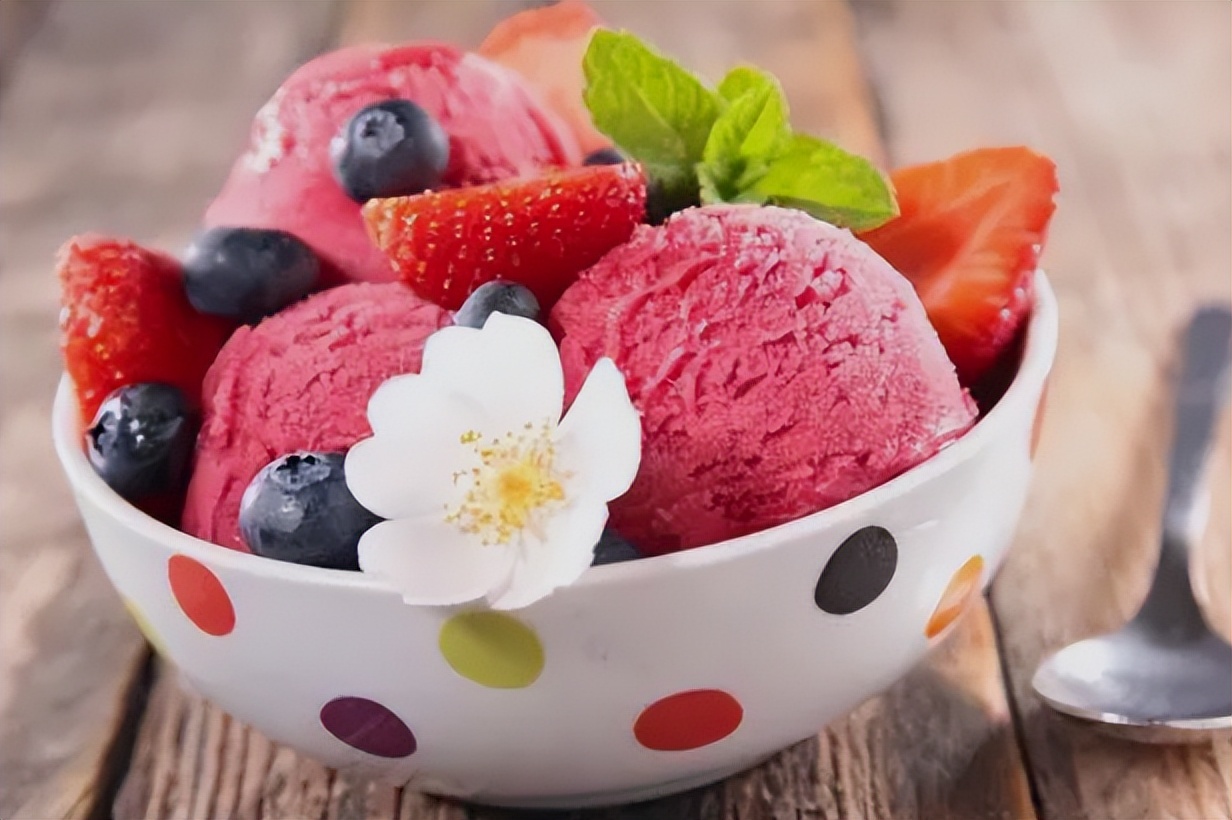 女生一来例假就长痘是什么原因,女生姨妈来了爆痘怎么办