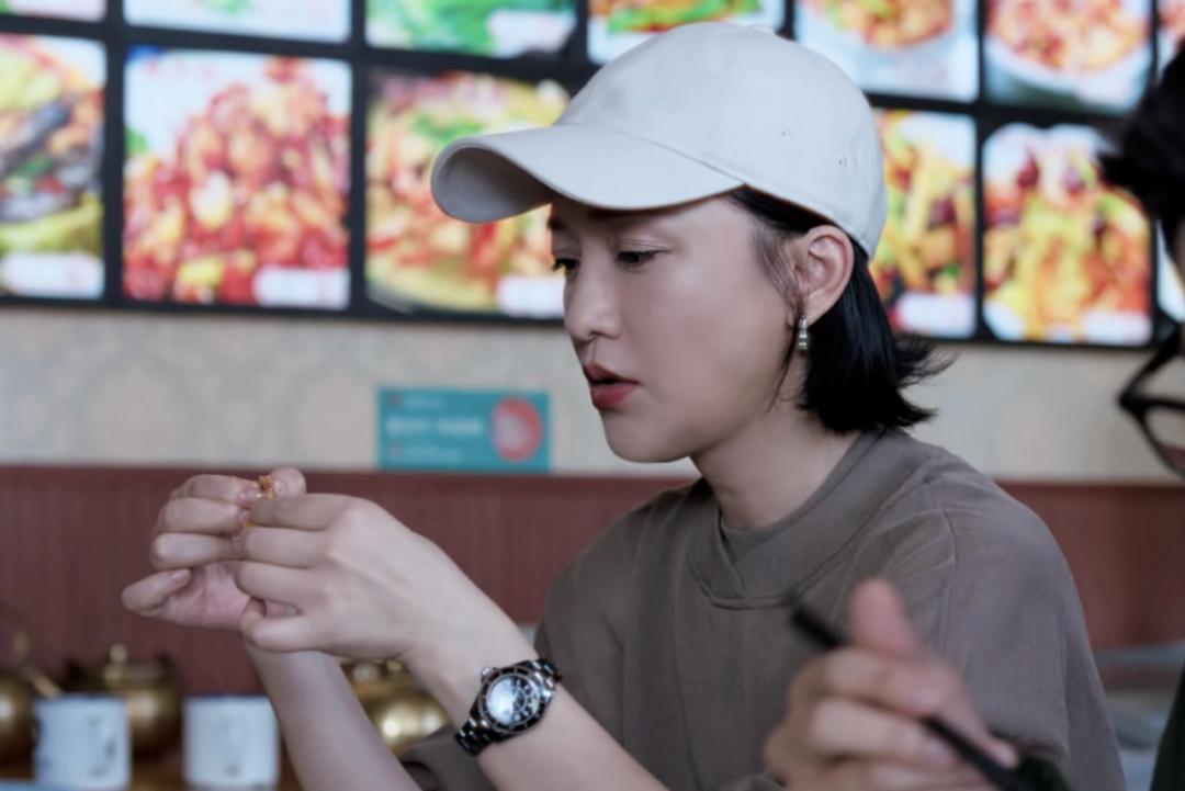 穿大牌西装背200块帆布包，混搭百元球鞋，她演女高管我服！