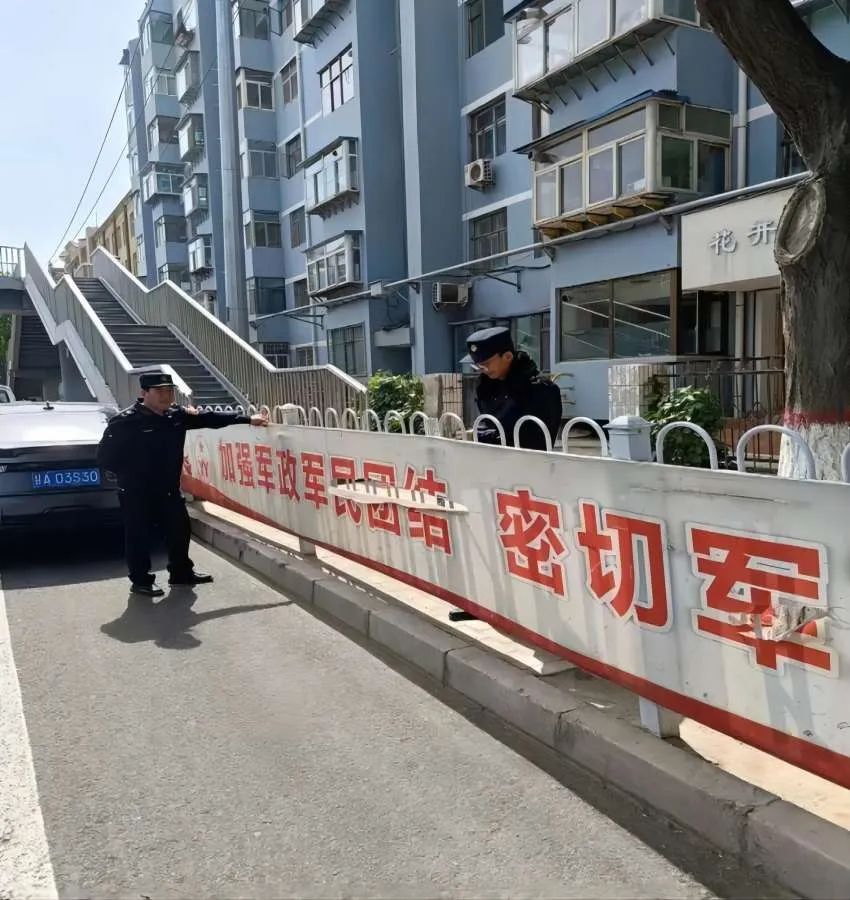 城关区城管局整治户外广告,兰州市城管市容中队清除橱窗广告