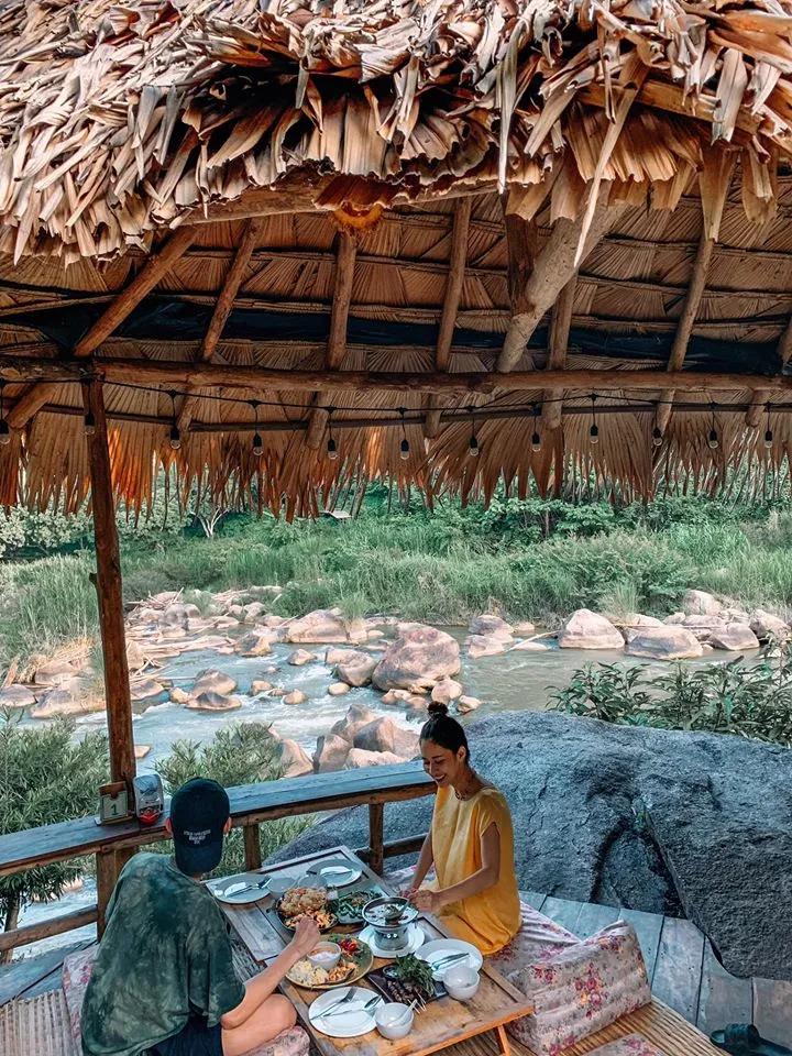 StayWildCafe在清迈瀑布附近设有木制小屋，非常适合逃离城市