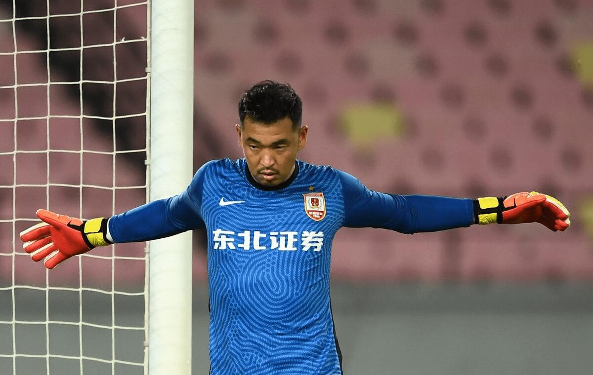 官宣！河南嵩山龙门后防线压哨签下国脚级王牌，曾差点加盟申花