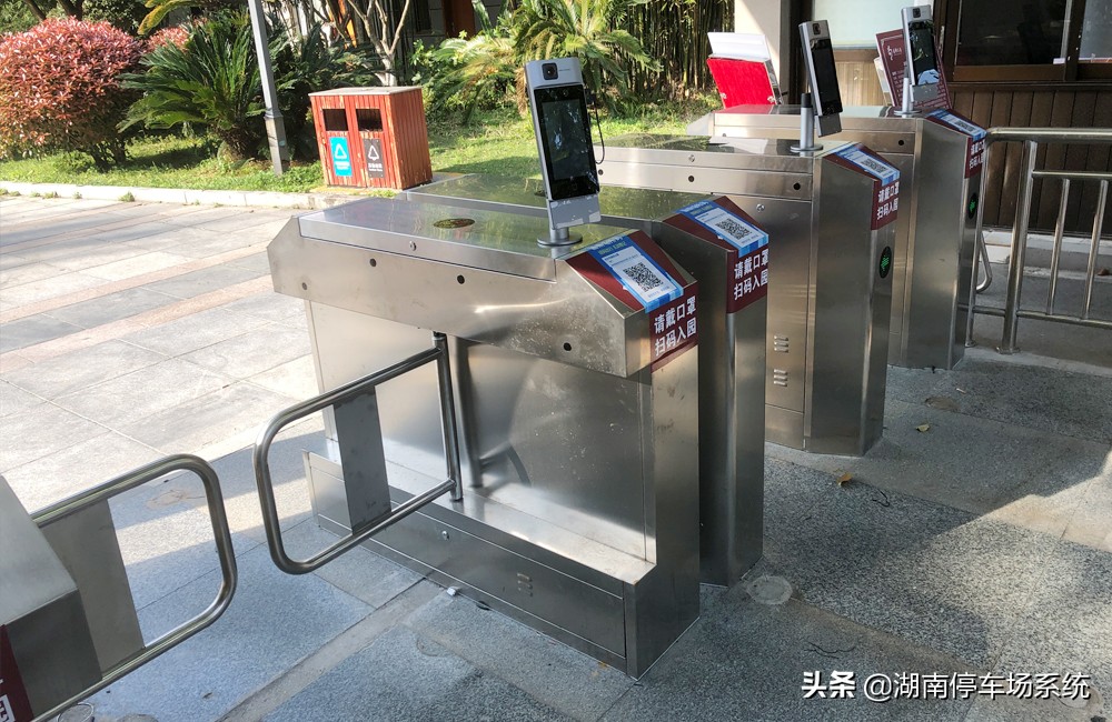 湖南长沙南郊公园人行道闸测温人脸识别系统应用案例