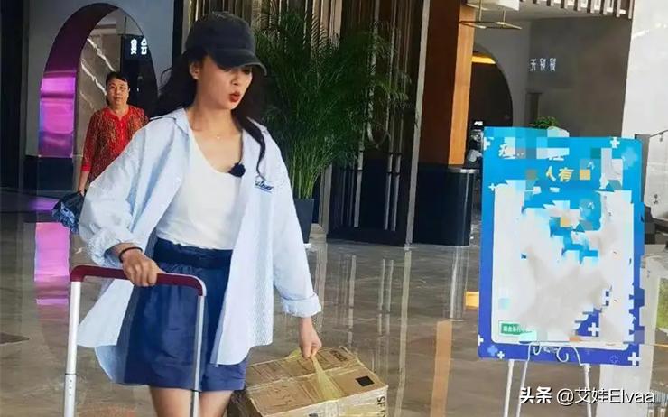 殷桃的穿搭,殷桃穿低领上衣亮相气质