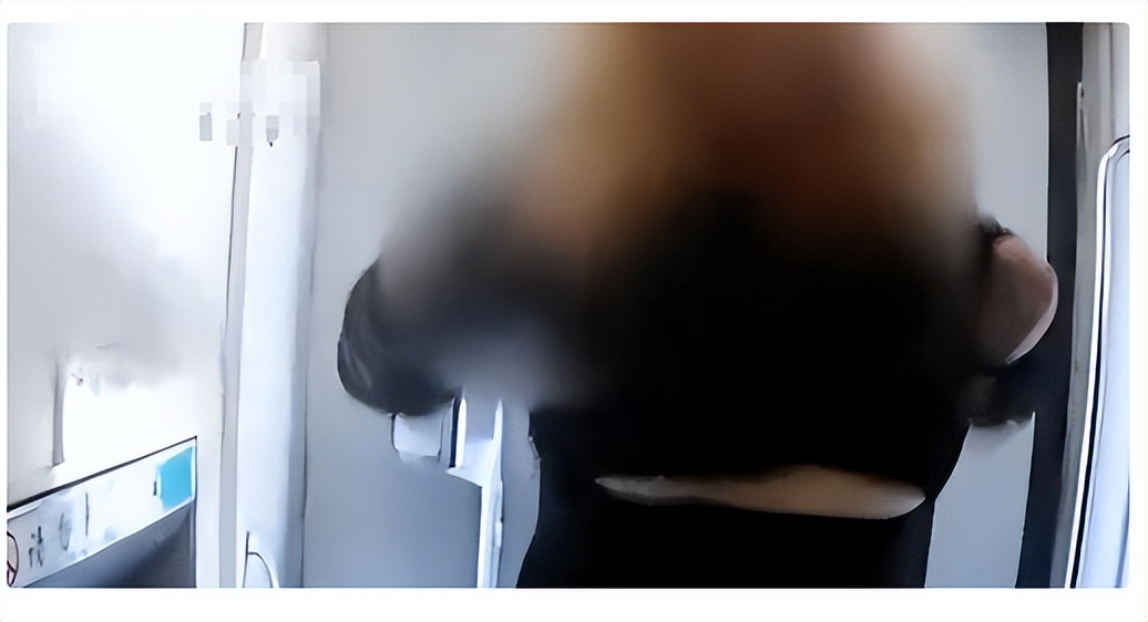 2021年女子“一丝不挂”大闹高铁，当众表演全裸劈叉，惊呆乘客