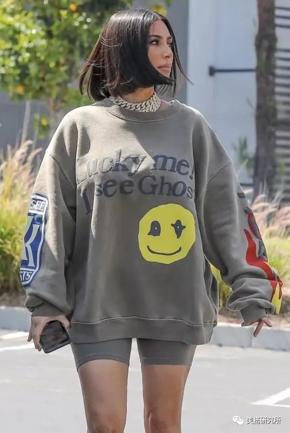 胸大的女生穿什么都显胖该怎么办,胸部大女生穿衣年龄小怎么办