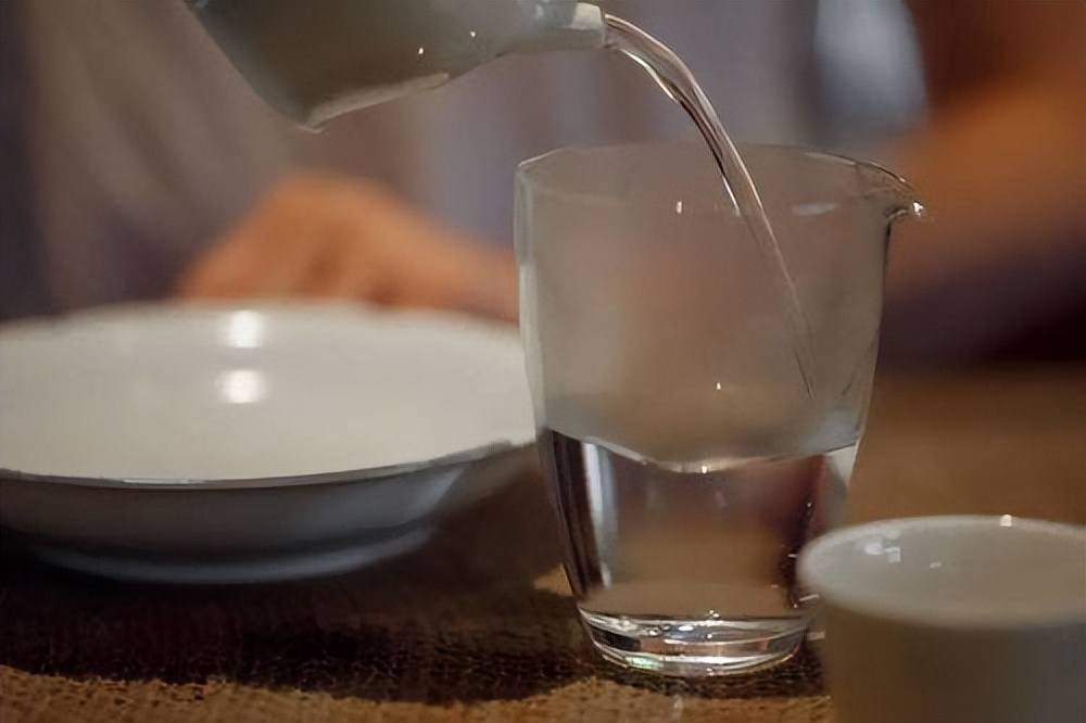 长期喝茶与喝白开水的人哪个健康,喝茶和喝白开水的人哪个健康