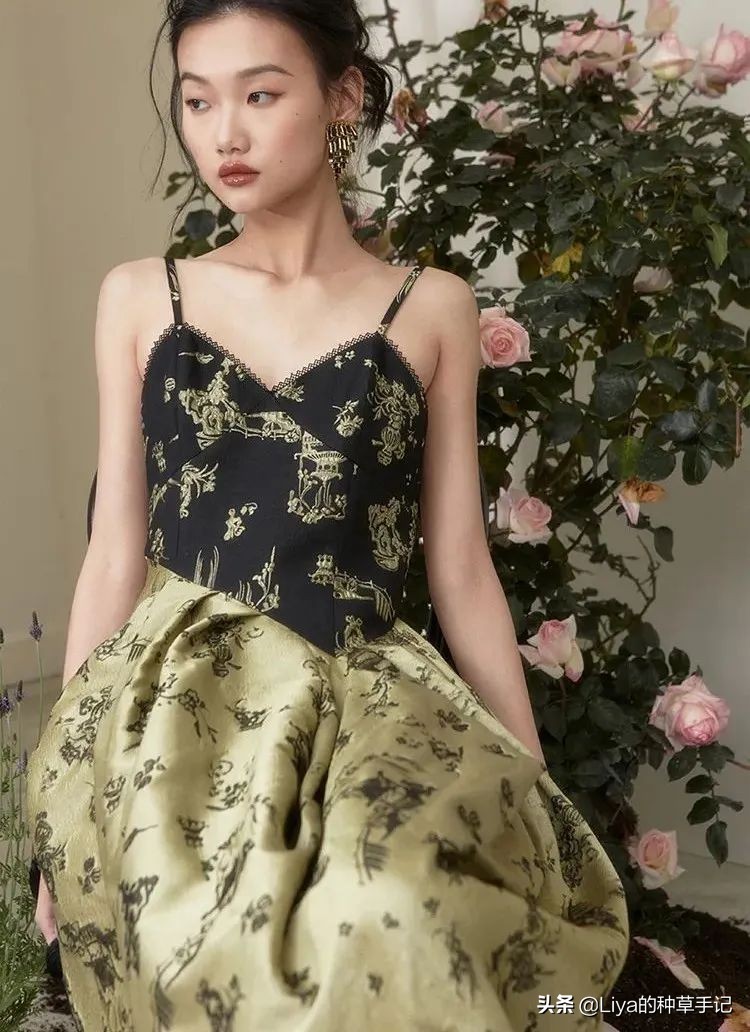 被问爆的街拍穿搭,穿对这3款裙子真心显瘦还美腻