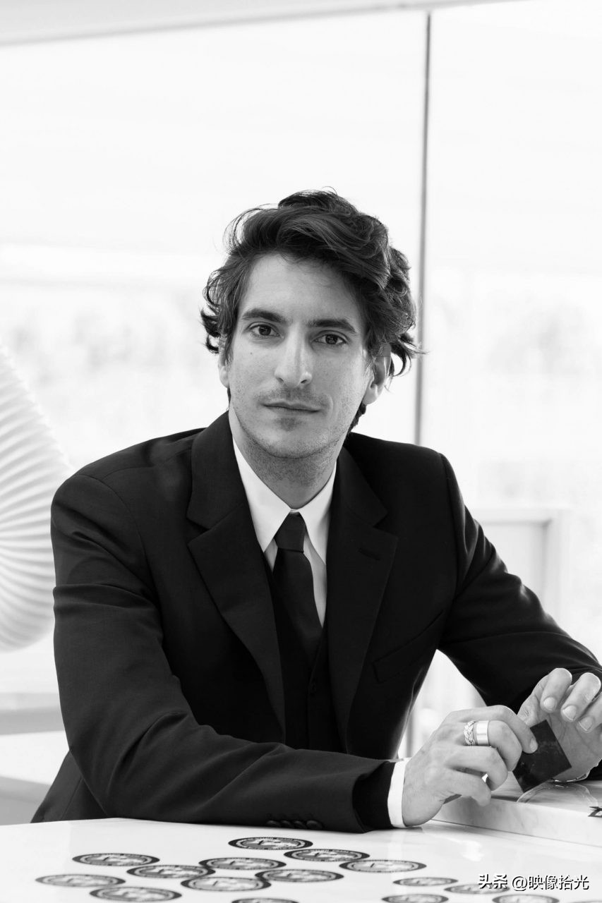 Prada时尚帝国的最佳夫妻档，恩爱46年，携手退位，赛车儿子接手