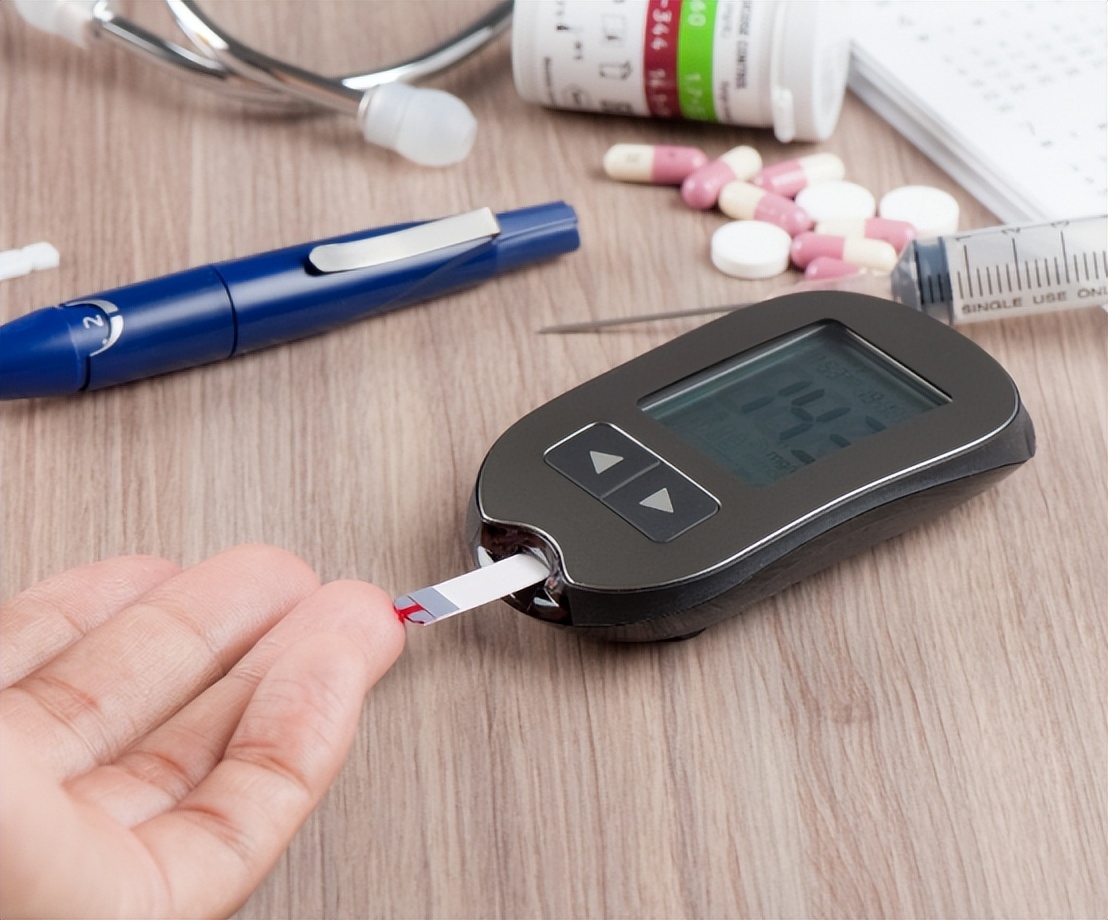 脖子上长小肉疙瘩丝状疣怎么治疗,脖子上长小肉疣怎么治疗