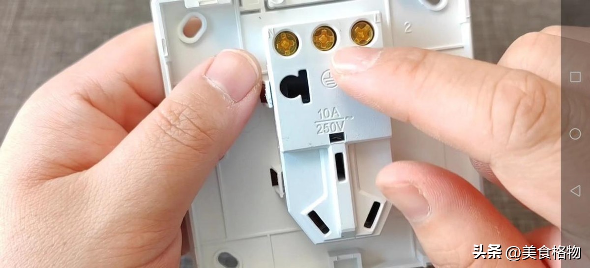 墙上插座松动处理小视频,插座松动怎么防止脱落