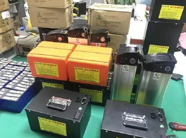 电动车锂电还是铅酸电池性价比高,电动车电池是铅酸还是锂电石墨烯