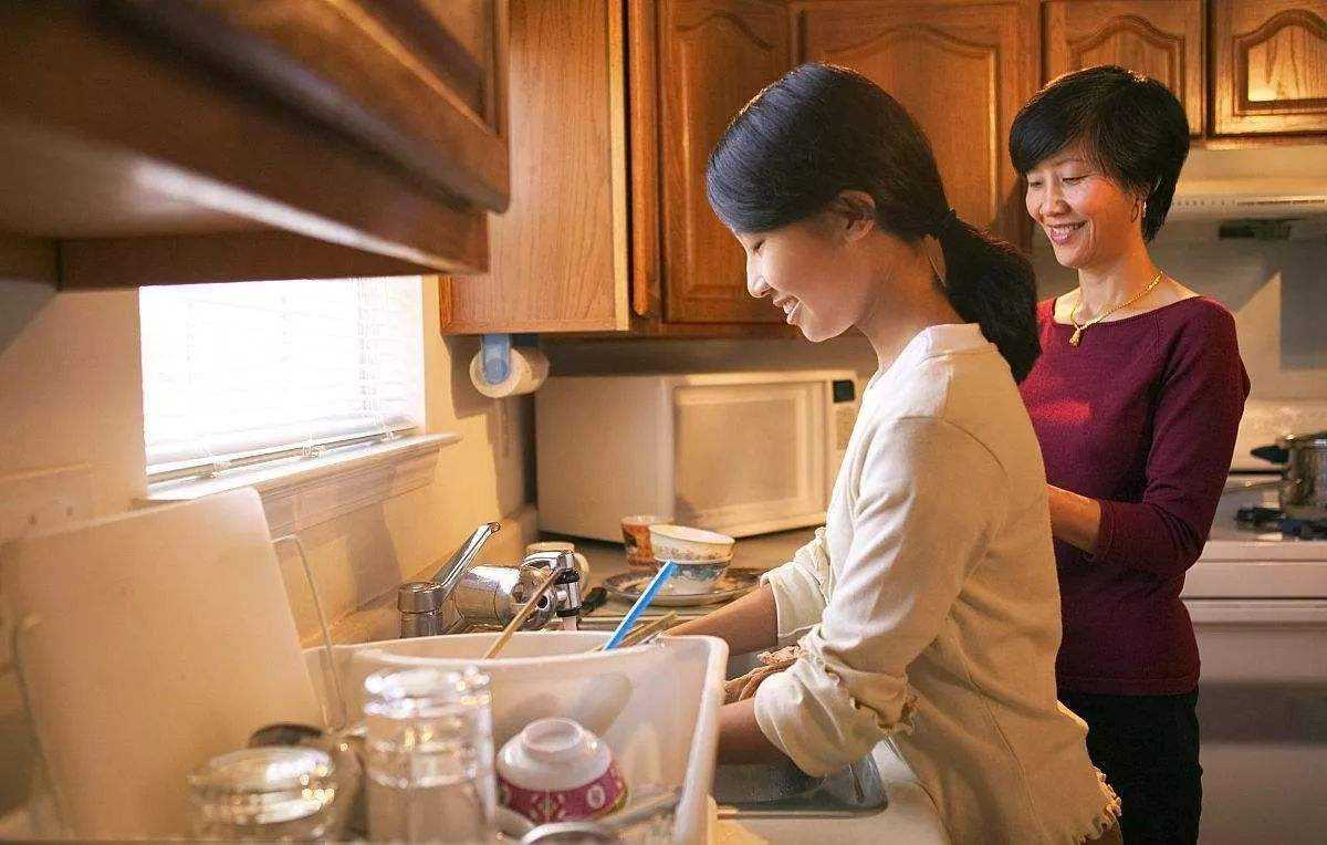 公婆舍不得用电在媳妇房间看电视,公婆赖在大儿媳妇家还整天找事