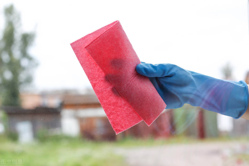 浴室玻璃上的顽固污渍怎样清除呀,窗户玻璃上的污渍怎么去除小妙招