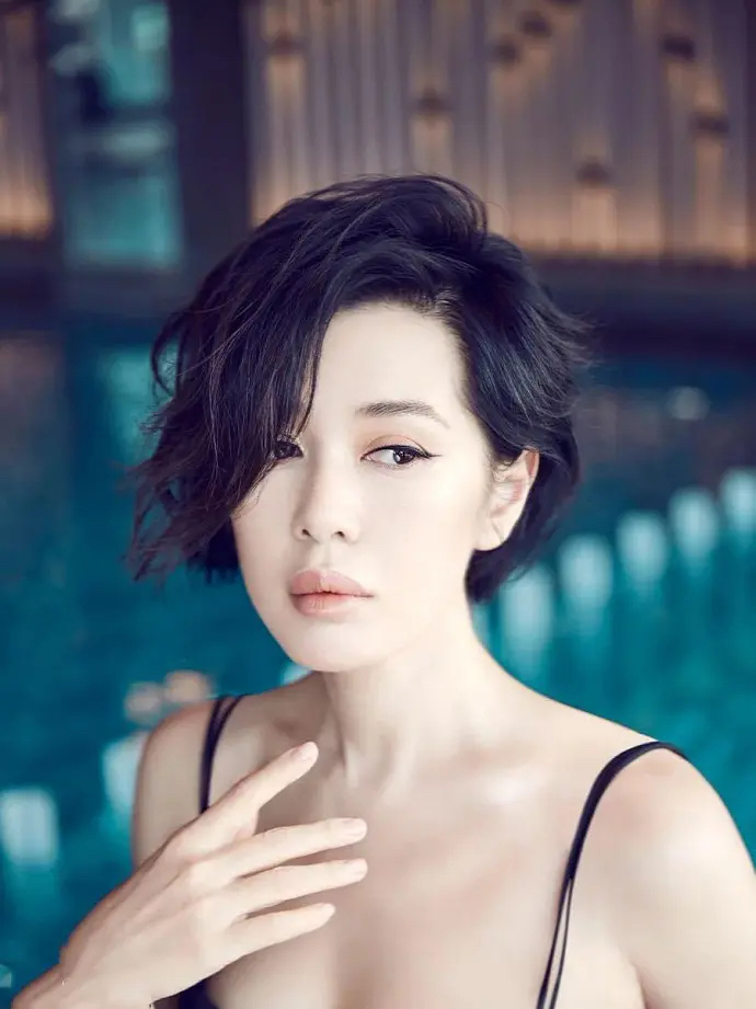 事实证明，“丰唇女神”余男的成功，靠的不是男人，而是自己