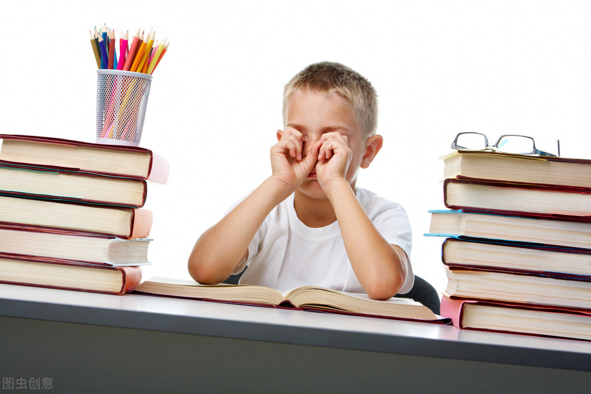 眼睑上长痘红肿,上眼睑长了小痘痘然后眼睛肿了