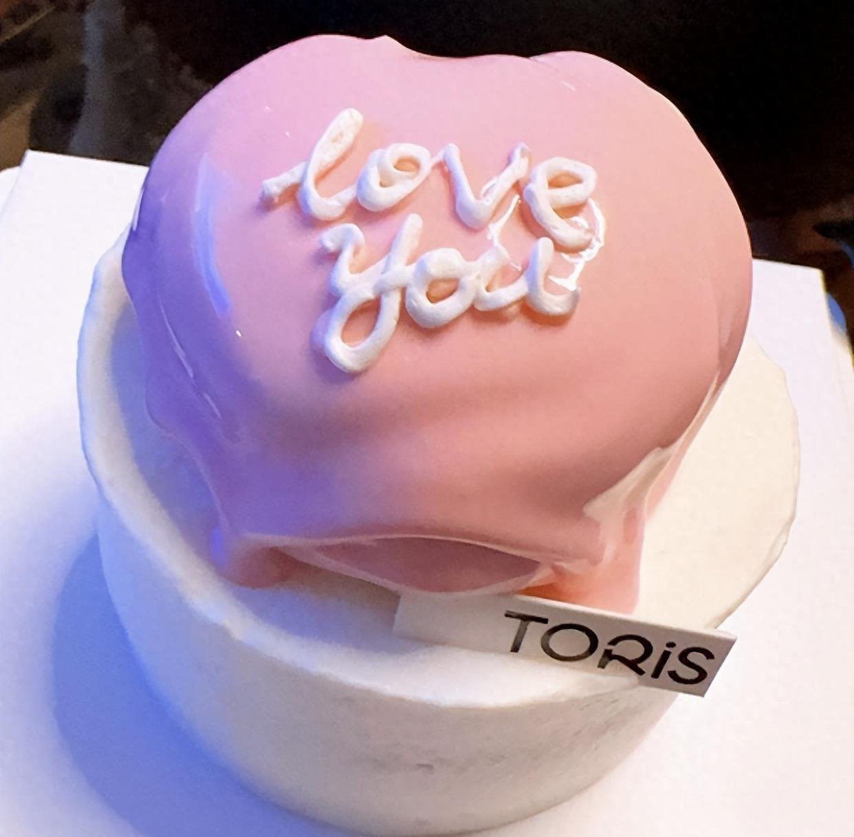 杨颖独宠新恋情：豪掷十万元的永生花，甜蜜喊出“宝贝”证实恋情