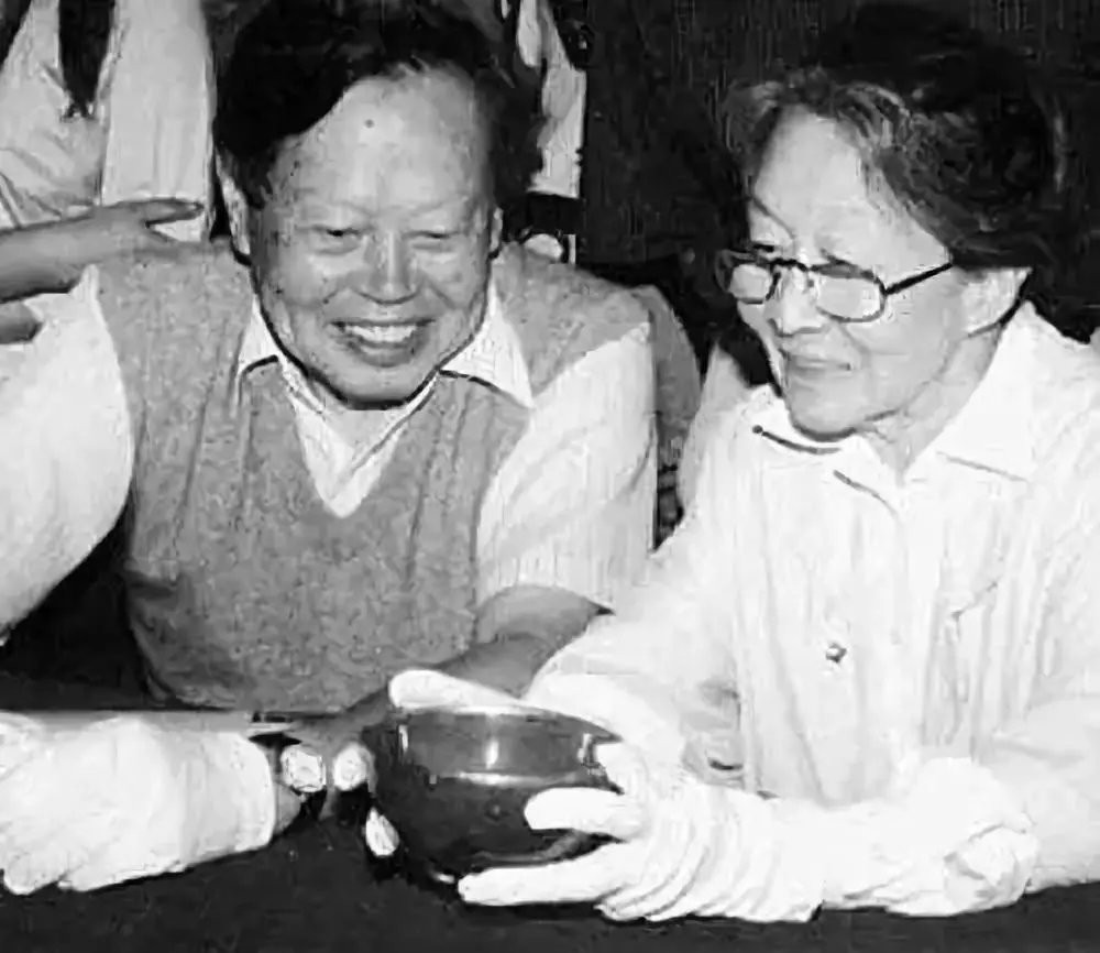 相差54岁的杨振宁和翁帆,翁帆对95岁杨振宁有多少爱情