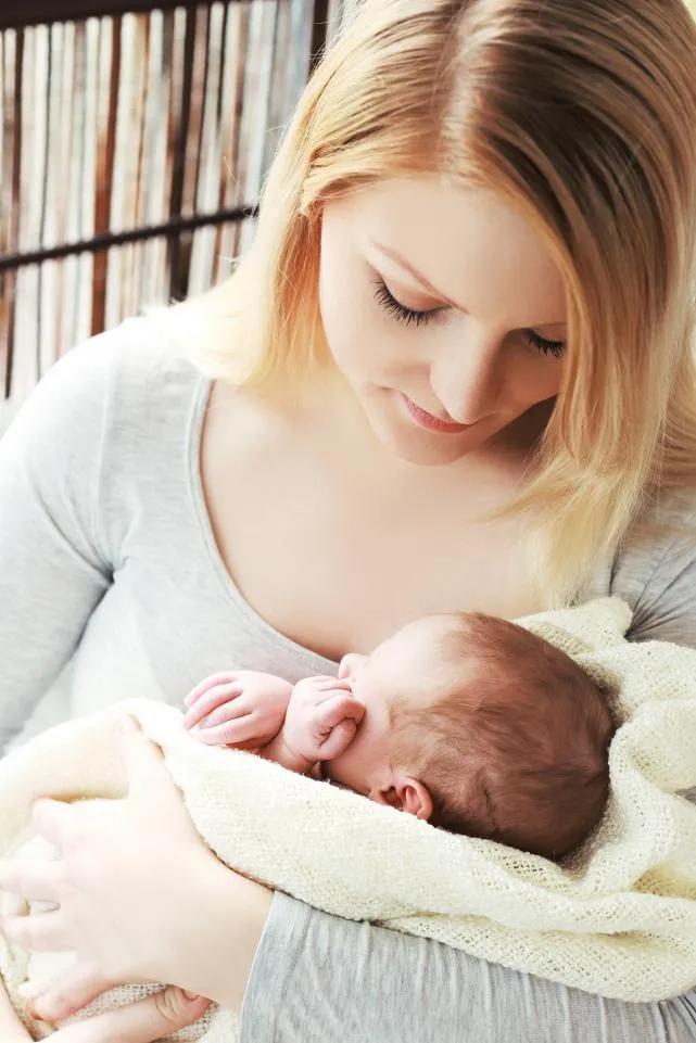 宝宝衔乳姿势不对怎么调整,衔乳姿势错误宝宝能吃到奶吗