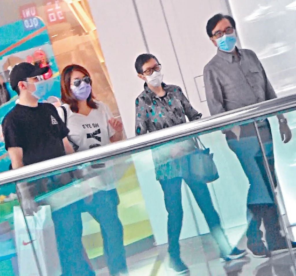 癌症也不能让他们分开，宠妻48年的姜大卫献吻为妻庆生