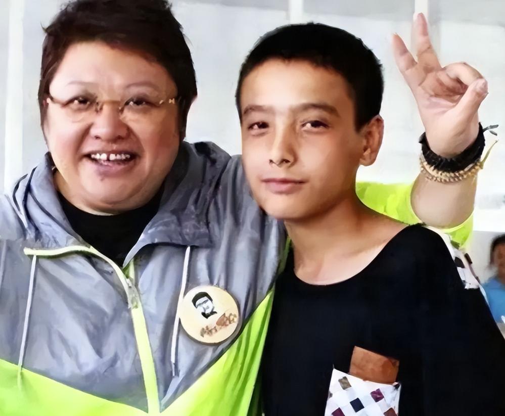 韩红孤儿长大,韩红从小与奶奶一起长大