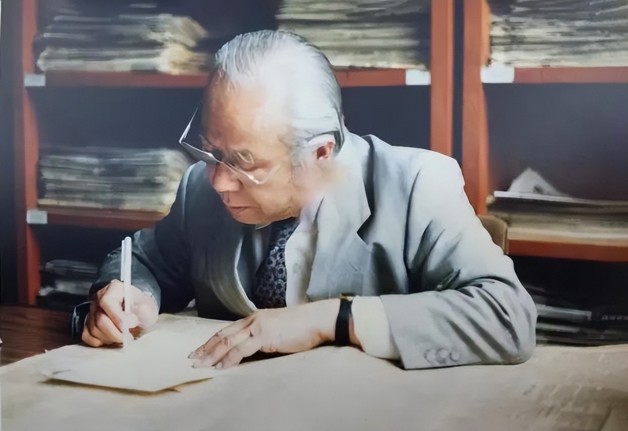 周而复参观*国靖**神社，回国后被开除*党**籍，16年后*纪委中**决定：平反