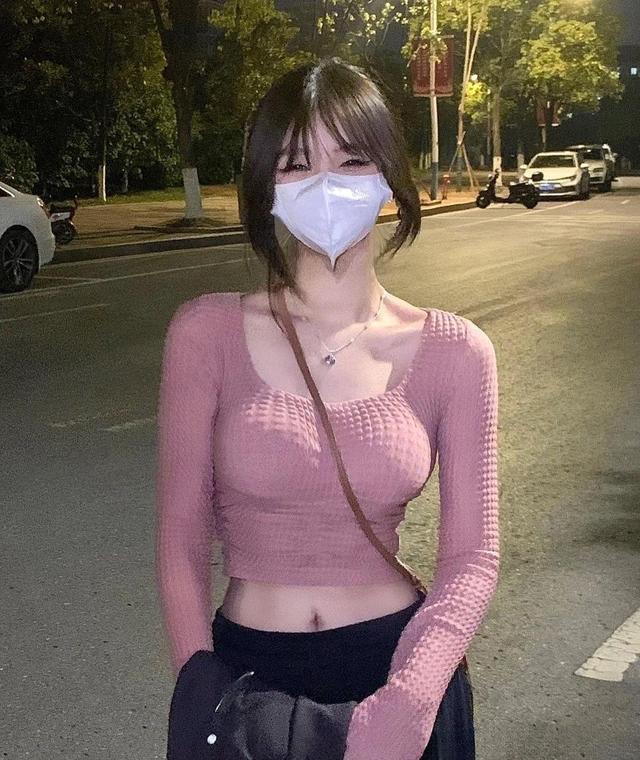 简单牛仔裤穿搭也会自带高级感,休闲鞋随意搭配牛仔裤休闲又有范