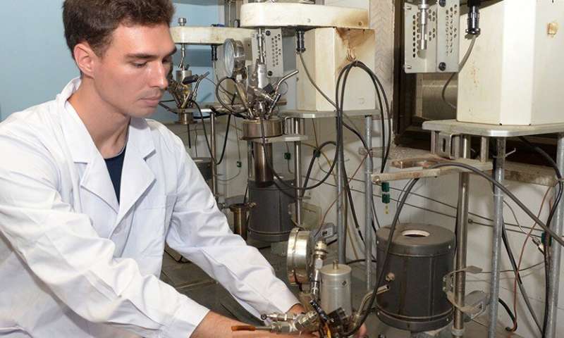 一桶原油提炼多少成品92号汽油,一吨原油能提炼多少柴油和汽油