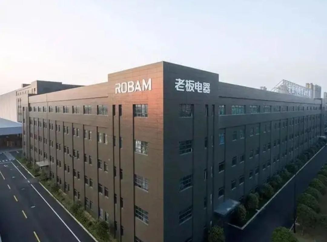 踩雷恒大焦头烂额？“老板”的儿子忙着讲故事做菜