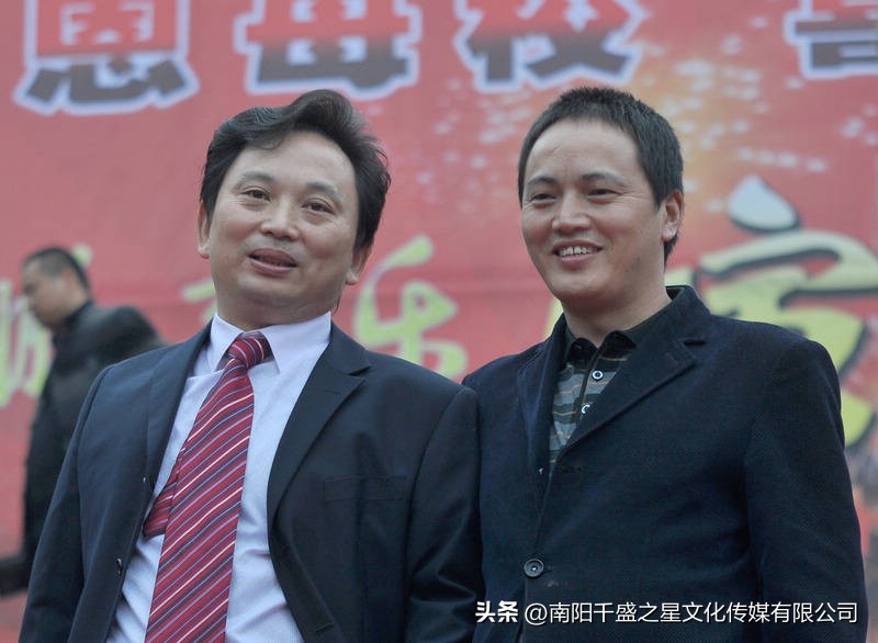 周鹏国家队队长,周鹏青年歌唱家