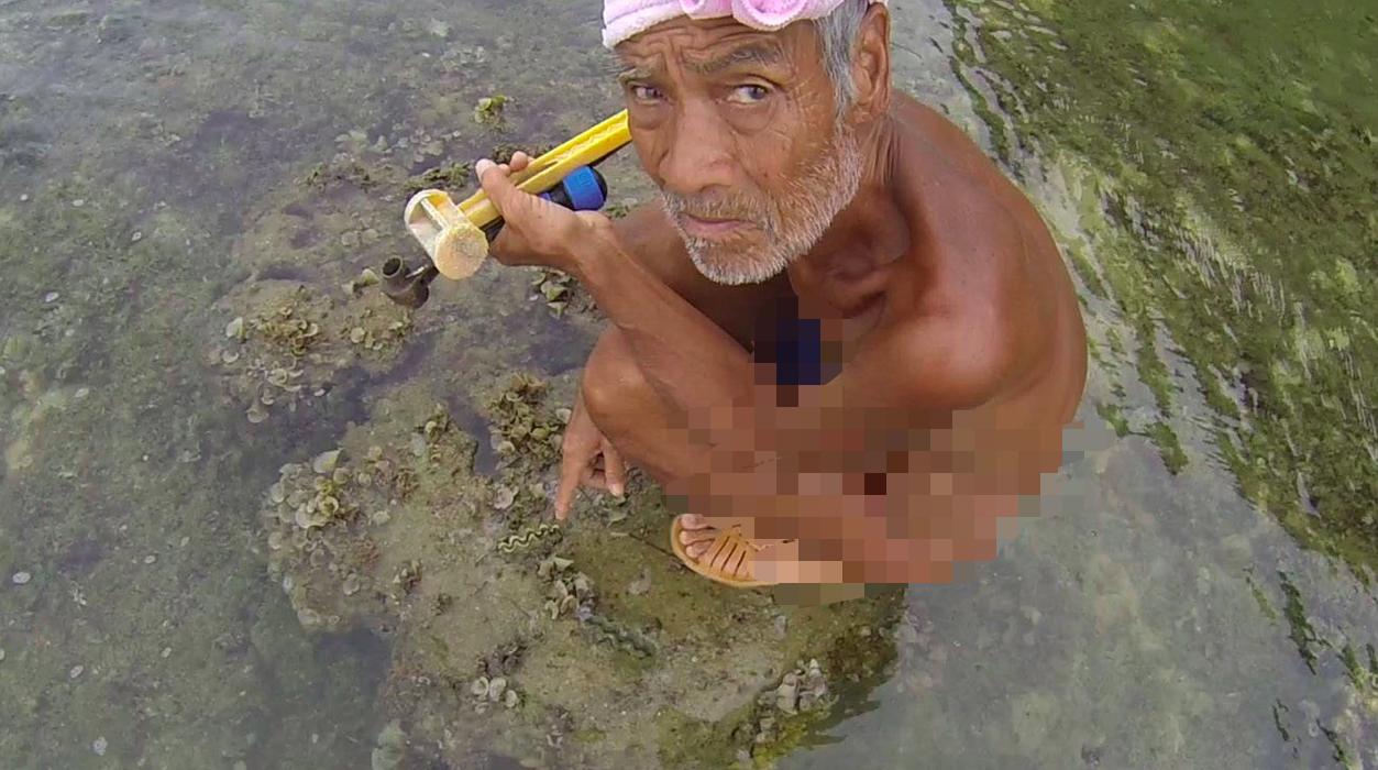 73岁日本大爷荒岛生活,日本老人裸居海岛