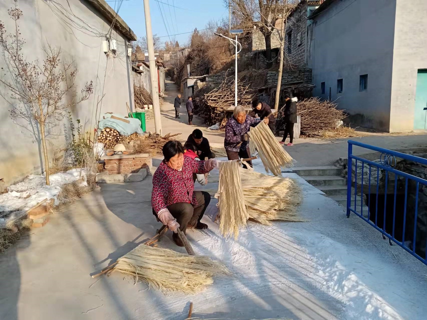 手工漏粉条的全过程,马沟传统手工油条