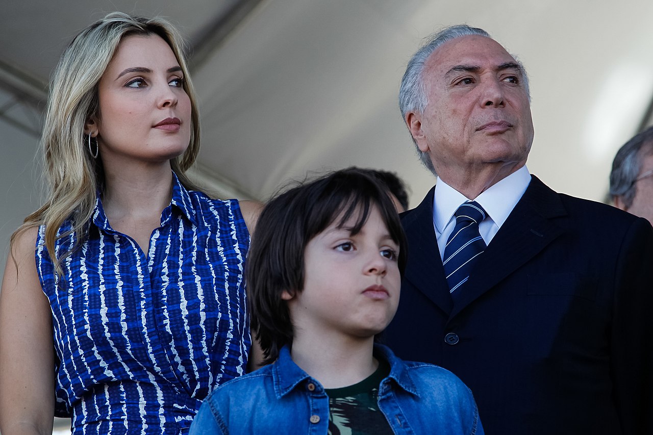 巴西最美第一夫人：小丈夫43岁选美出身，52名仆人伺候，排场太大