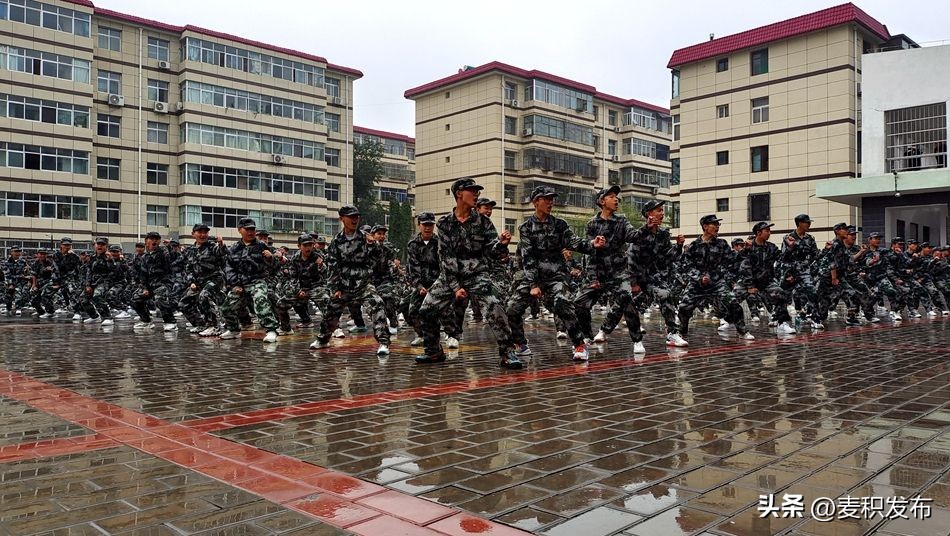 龙园学校军训演出,龙潭中学军训才艺表演