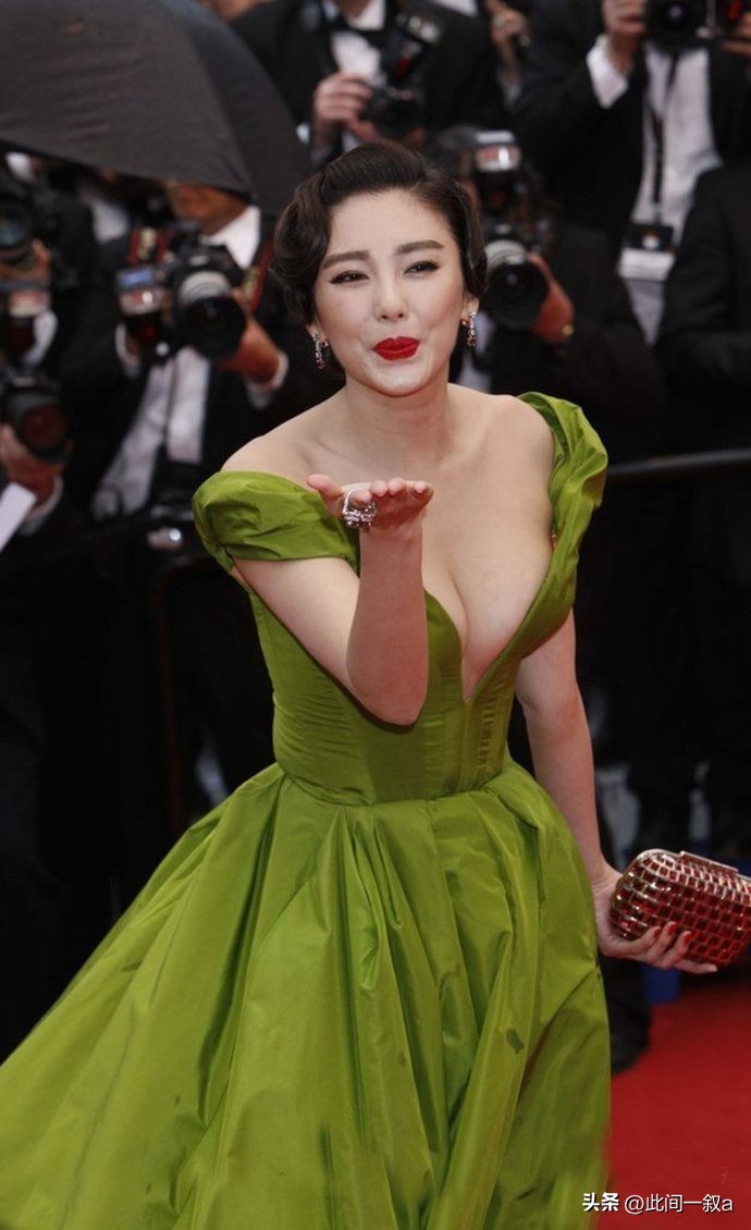 “大秀*光春**”还不害臊,深V露背都不遮掩,这群女明星全员养眼!