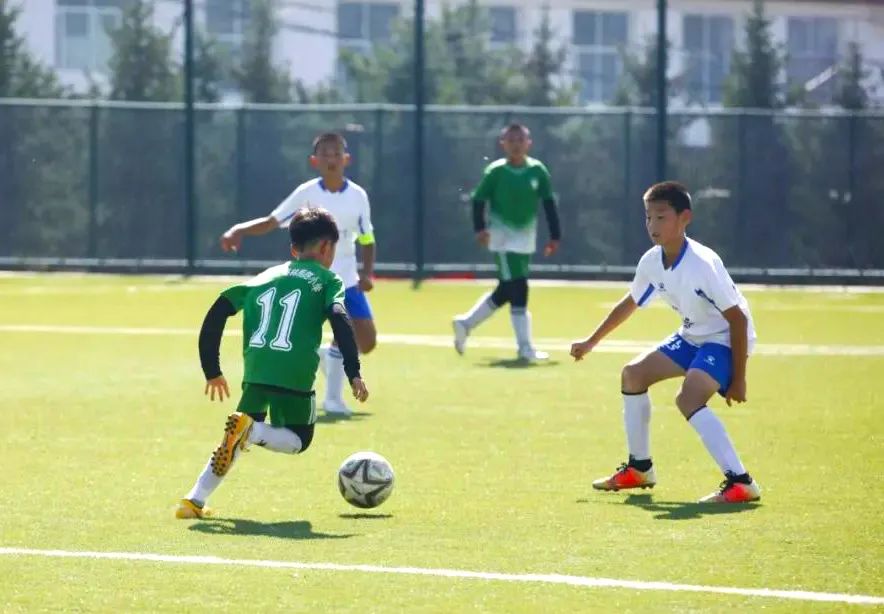 小学校园足球联赛喜报,恭喜小学获得比赛冠军