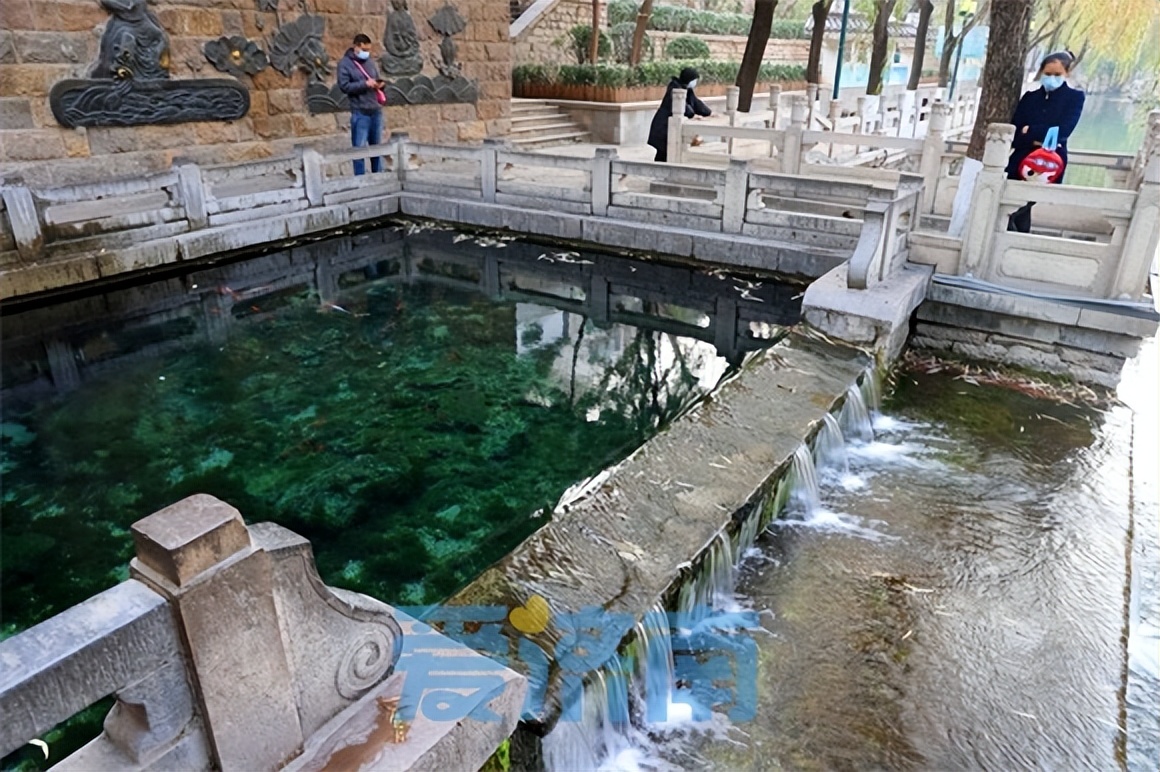 冬日的济南护城河畔美景如画,深秋的济南风景美如画