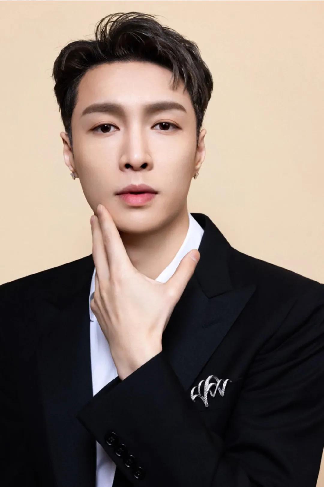 尚美巴黎张艺兴白色西装,张艺兴是尚美巴黎全球代言人吗