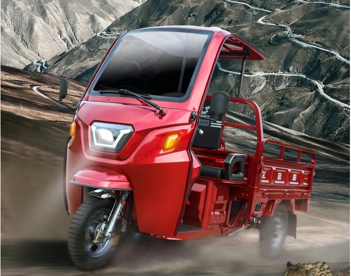 小型电动拉货三轮车尺寸与价格,载重一吨的半封闭电动三轮车介绍