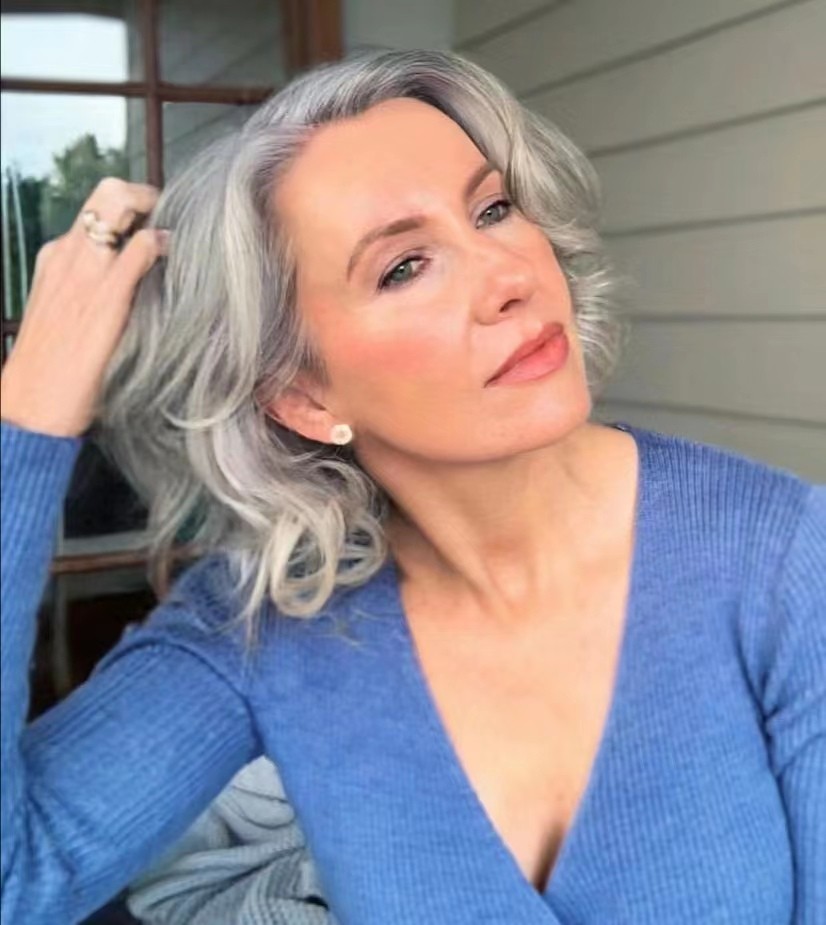 55岁头发少烫什么卷发显年轻,老年花白短卷发