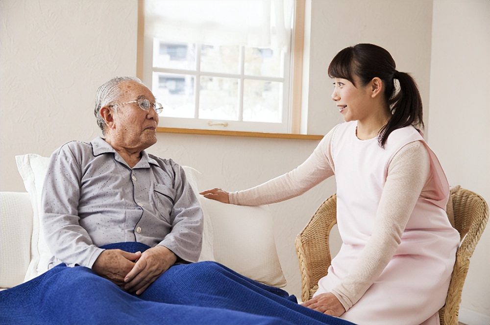 老人睡觉日夜颠倒怎么办,老人睡眠颠倒是正常的吗