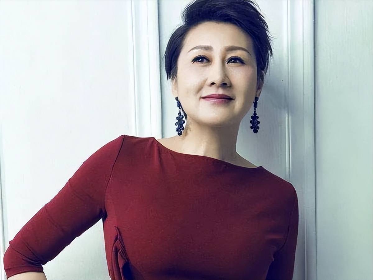 第一代“国民媳妇”,与富豪丈夫一见钟情,曾被婆婆嫌弃不像“刘慧芳”,如今59岁仍是顶流