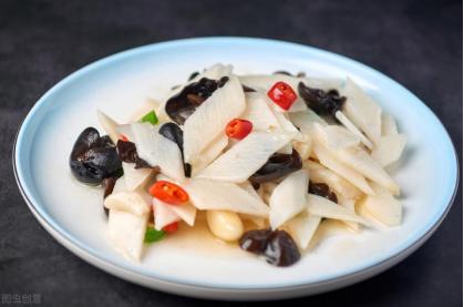 ​男人40-50岁，多吃这3种食物，腰腿有劲，比吃补品效果好